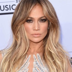 jennifer-lopez-chioma-lunga-con-strobing